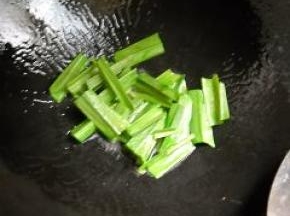 锅中油热，爆香大蒜。