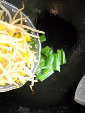 倒入黄豆芽，翻炒均匀。