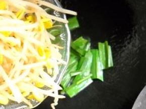 倒入黄豆芽，翻炒均匀。