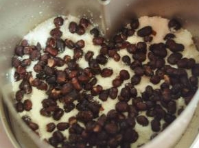 撒一层蜜红豆。