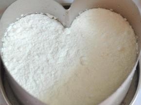 再撒一层米粉，铺一层红豆，最上层还是米粉。