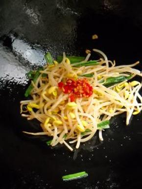 加入红剁椒，炒匀即可盛入盘中。