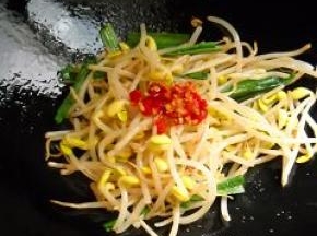 加入红剁椒，炒匀即可盛入盘中。