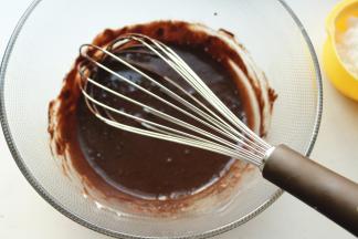 酸奶用微波炉加热1分钟，趁热混入可可粉拌匀。