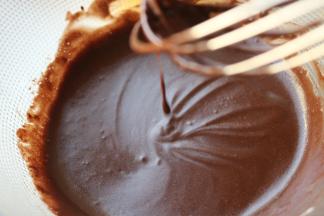 加入玉米油，继续搅打至乳化状态。