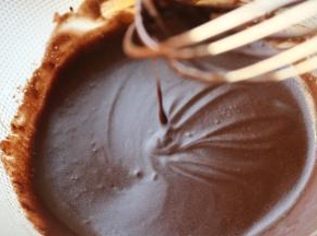 加入玉米油，继续搅打至乳化状态。