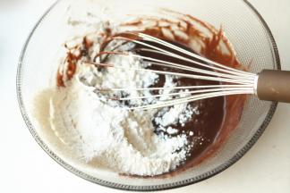 筛入低粉，混合至无干粉。