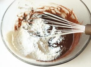 筛入低粉，混合至无干粉。