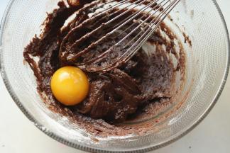 鸡蛋分离蛋白蛋黄，加入一颗蛋黄，混合均匀后再加入另一颗，全部加入。