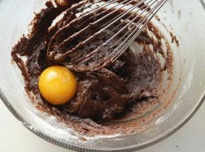 鸡蛋分离蛋白蛋黄，加入一颗蛋黄，混合均匀后再加入另一颗，全部加入。