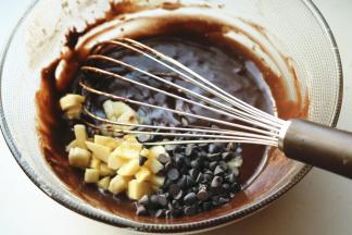 香蕉去皮先切20片，剩余的切成粒状，和耐烤巧克力豆一起混入，蛋黄糊完成。