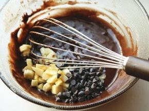 香蕉去皮先切20片，剩余的切成粒状，和耐烤巧克力豆一起混入，蛋黄糊完成。