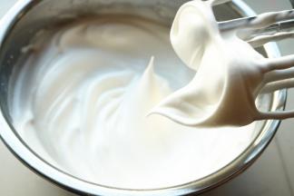 继续打发至中性偏干状态。