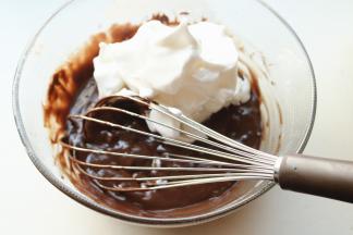 挖一部分蛋白霜加入到蛋黄糊里。