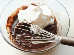 挖一部分蛋白霜加入到蛋黄糊里。