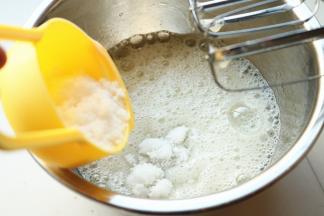 蛋白加入几滴柠檬汁和一点点盐，打发至粗泡状态，加入所有白砂糖。