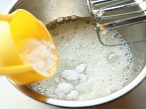 蛋白加入几滴柠檬汁和一点点盐，打发至粗泡状态，加入所有白砂糖。