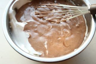 拌匀后再倒回剩余蛋白霜里。