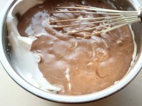 拌匀后再倒回剩余蛋白霜里。