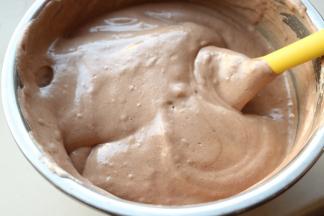 继续翻拌均匀，蛋糕糊就做好了。