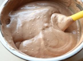 继续翻拌均匀，蛋糕糊就做好了。