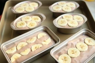 香蕉片摆在蛋糕糊最上面。