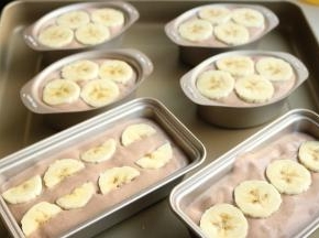 香蕉片摆在蛋糕糊最上面。