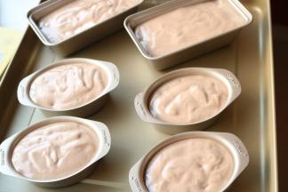 倒入学厨小蛋糕模里，8分满即可。