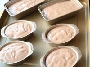 倒入学厨小蛋糕模里，8分满即可。