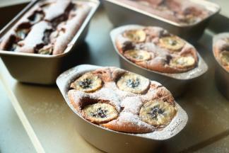 烤好的蛋糕，略微晾凉，表面撒上糖霜即可。