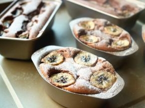 烤好的蛋糕，略微晾凉，表面撒上糖霜即可。