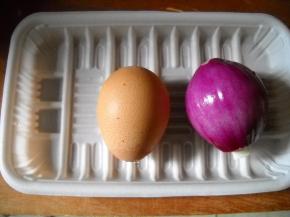 准备好鸡蛋和洋葱。