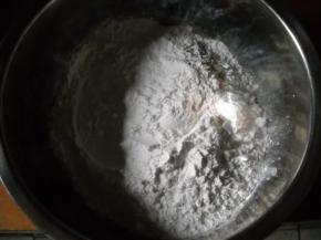 准备好糯米粉和面粉。