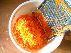 胡萝卜洗净，擦成丝备用。