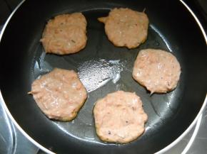 煎锅烧热，滴几滴油，舀入面浆，成小饼。