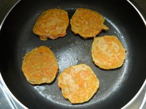 煎至两面微黄，熟透即可食用。