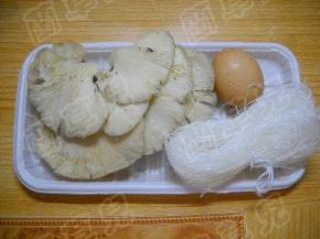 准备好平菇、粉丝、白菜、鸡蛋。
