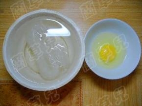 粉丝用冷水泡发，鸡蛋磕破于碗中，打散备用。