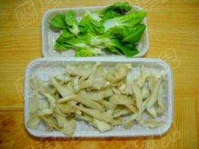 白菜和平菇洗净、撕小条备用。