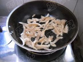 锅中油热，倒入平菇翻炒均匀。