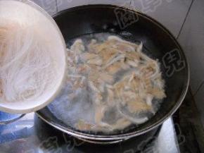 注入开水，倒入粉丝，煮开。
