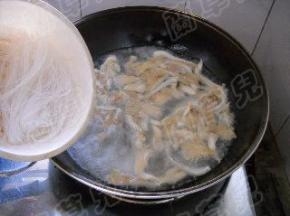 注入开水，倒入粉丝，煮开。