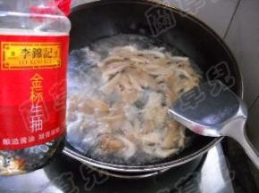 加入适量盐、淋入生抽，煮开。