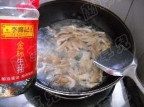 加入适量盐、淋入生抽，煮开。