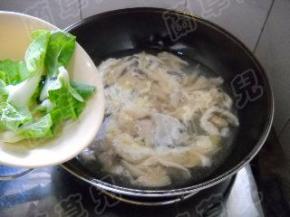 倒入白菜，煮开。