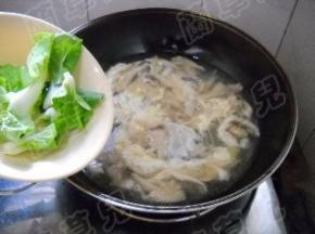 倒入白菜，煮开。