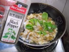 加入适量黑胡椒粉即可盛入碗中。