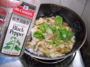 加入适量黑胡椒粉即可盛入碗中。