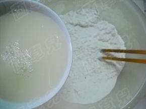 酵母用水调匀，加入面粉中。