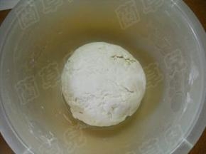 拌匀和好成光滑面团，温暖处发酵至两倍大。